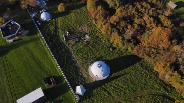 Vista Aérea Moderna Casa Esférica Aldeia Casa Redonda Design Geométrico — Vídeo de Stock