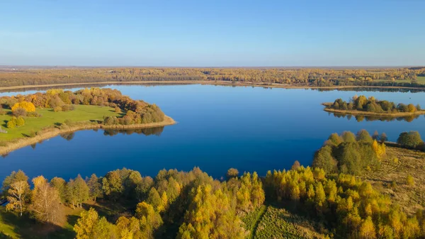 ドローンで撮影された雄大な風景 島と淡水湖の空中ビュー 自然概念 — ストック写真
