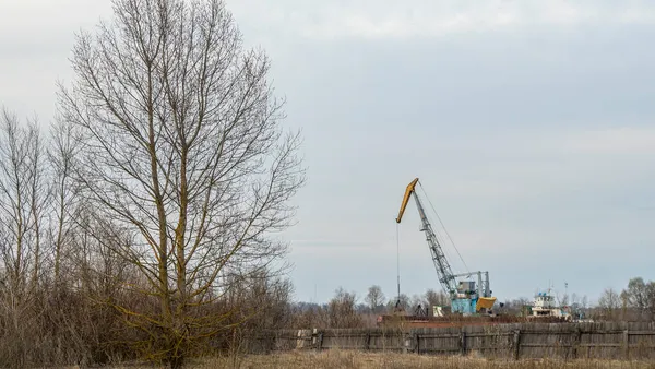 Schwimmkran Auf Dem Fluss Baggerkran Arbeitet Ufernähe Naturschutz Natur Fluss — Stockfoto