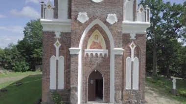 Eski St. Barbara Ortodoks Kilisesi 'nin havadan görünüşü. Raitsa köyü, Grodno bölgesi, Belarus. Miras kavramı.