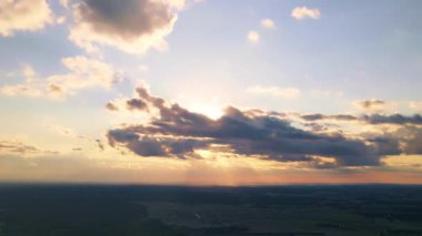 Kırsal alanda günbatımı süresi doluyor. Hava görüntüsü. Doğa konsepti.