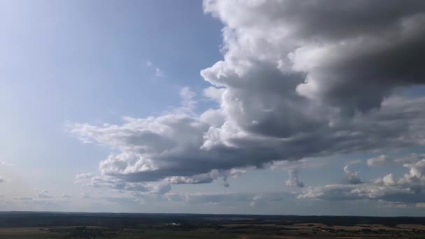 Timelapse Nubes Blancas Esponjosas Sobre Bosque Paisaje Rural Vista Aérea — Vídeos de Stock