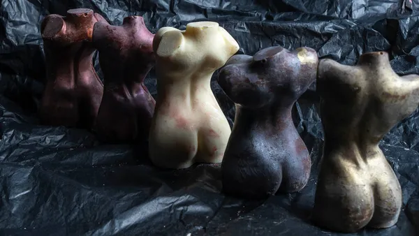 Çıplak Kadın Vücudu Şeklinde Çikolatalı Heykelcikler Lgbt Konsepti Alışılmadık Şekerler — Stok fotoğraf