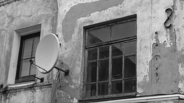 壁に丸い衛星料理と古い建物の断片 家の裏側のファサードの窓 選択的焦点 — ストック写真