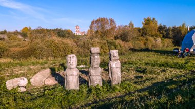 Paskalya Adaları 'ndaki gizemli moai heykelinin kopyası. Rapa Nui Adası 'ndan Eğri Moais' in maketleri.