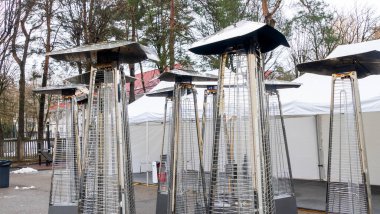 Veranda için gaz ısıtıcıları. Piramit kış ısıtıcıları. Propan lambalı bir etkinlik için kızılötesi gaz ısıtıcıları. Dış olay kavramı.
