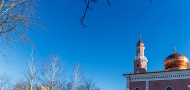Mavi gökyüzü arka planındaki camii. Müslüman ibadet.