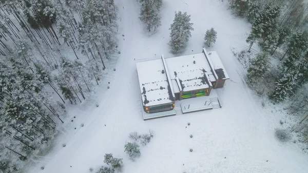 Vista Aérea Del Techo Cubierto Nieve Casa Campo Bosque Invierno —  Fotos de Stock