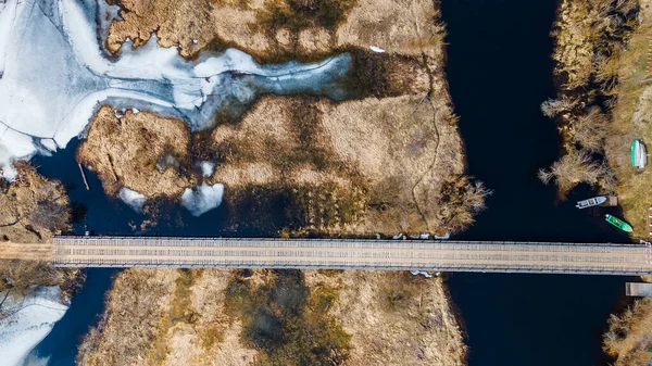Весной Вид Воздуха Деревянный Мост Через Небольшую Реку — стоковое фото
