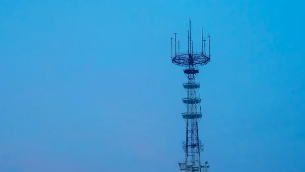 Toren Skyline Bij Zonsondergang Laag Hoekzicht Van Communicatietoren Tegen Heldere — Stockfoto