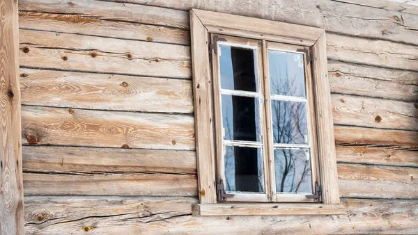 Evin Eski Ahşap Duvarına Tahta Çakılı Pencereler Oyma Eski Pencereyi — Stok fotoğraf