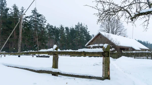 Neve Inverno Cobriu Casa Aldeia Cerca Árvores Casa Velha Agradável — Fotografia de Stock