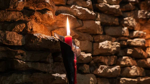 Vela Arder Contra Velha Parede Pedra Espaço Para Texto — Fotografia de Stock