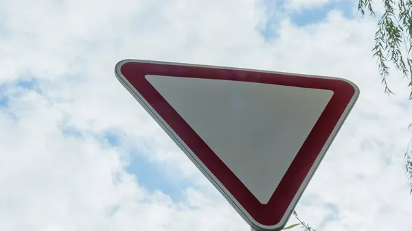 Изогнутый Дорожный Знак Roundabout Уступить Дорогу Рядом Шоссе Фоне Облачного — стоковое фото