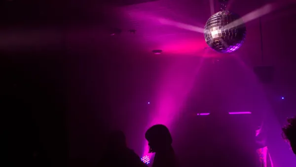 ディスコボールでパーティーの雰囲気 ディスコボールから反射する光ビーム — ストック写真
