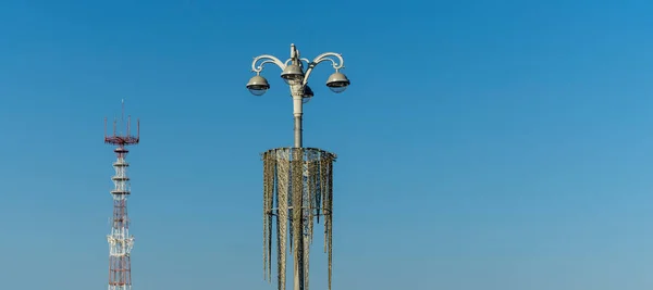 Poste Lâmpada Torre Contra Céu Azul Espaço Para Sms Conceito — Fotografia de Stock
