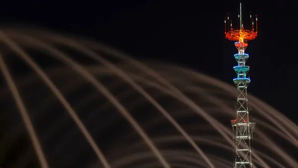 电视塔在节日照明 在具有长曝光水滴的前景喷泉上 明斯克日庆祝活动在河里点燃了灿烂的焰火 — 图库照片