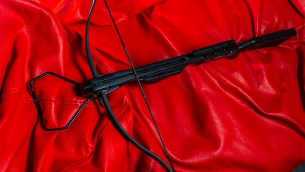 Parte Moderna Pistola Ballesta Compuesta Fondo Rojo — Foto de Stock