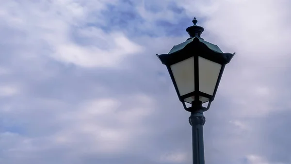 Blue Sky Arka Planına Karşı Black Metal Caddesine Yakın Çekim — Stok fotoğraf