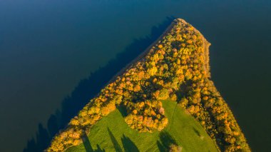 İnsansız hava aracı tarafından çekilen görkemli manzara. Adalı tatlı su gölünün havadan görünüşü. Doğa konsepti.