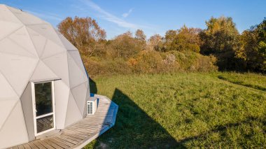 Geleceğin muhteşem kubbesi. Yeşil Tasarım, Yenilik, Mimarlık. Dışarıda küresel bir test binası var. Modern Mimarlık Konsepti.