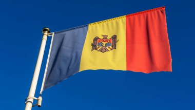 Büyük Moldova bayrağı klasik mavi arka planda rüzgarda dalgalanıyor. Diplomasi konsepti. Uluslararası ilişkiler. Metin için boşluk.