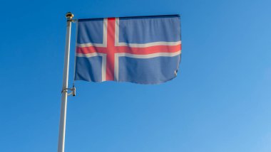 İzlanda bayrağı mavi gökyüzü arka planında. Gökyüzüne karşı rüzgarda dalgalanan İzlanda bayrağı. Diplomasi konsepti. Uluslararası ilişkiler. Metin için boşluk.