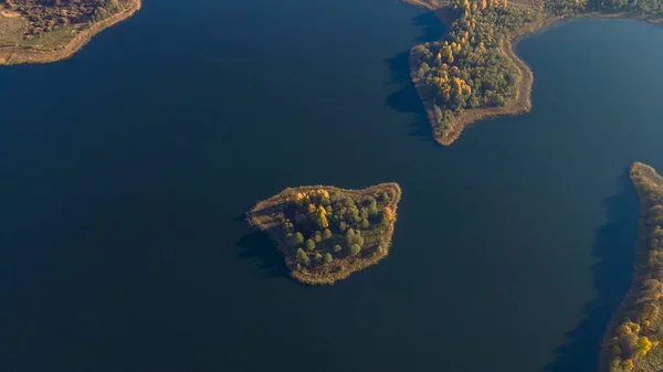 Μεγαλοπρεπές Τοπίο Φωτογραφήθηκε Από Drone Αεροφωτογραφία Της Λίμνης Γλυκού Νερού — Φωτογραφία Αρχείου