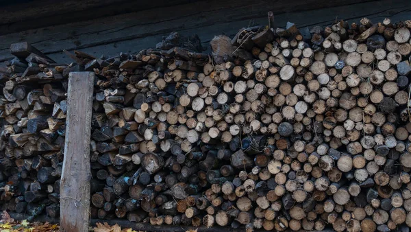 Úhledně Naskládané Velké Hromady Sekaných Polen Palivového Dřeva Připravených Zimu — Stock fotografie