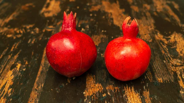 Sul Tavolo Trovano Due Melograno Rosso Due Granati Maturi Sul — Foto Stock