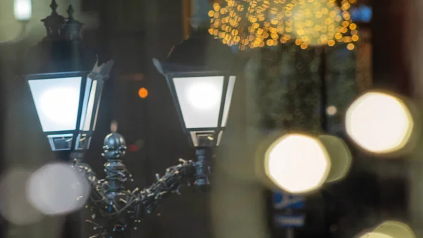 Una Mirada Por Ventana Por Noche Luz Una Farola Través — Foto de Stock