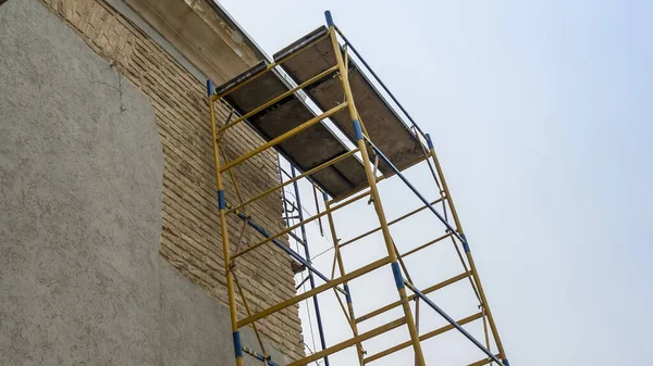 Renovatie Van Een Oud Gebouw Steigers Bij Muur Van Het — Stockfoto