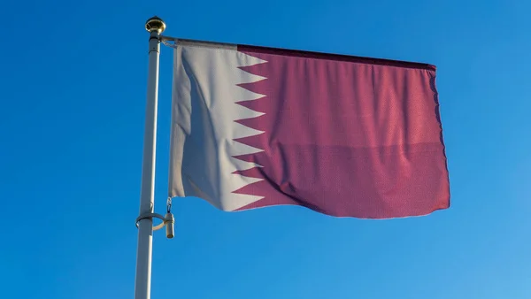 Vista Baixo Ângulo Bandeira Qatar Contra Céu Azul Conceito Diplomacia — Fotografia de Stock