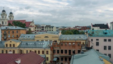 Tarih şehir merkezinin üstündeki döşeme çatılar. Minsk, Belarus 'un tarihi kısmının en üst görüntüsü. Seyahat kavramı.