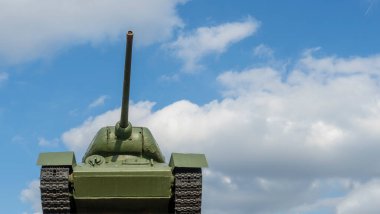 Tank T 34 mavi gökyüzüne karşı podyumda duruyor. Efsanevi zafer tankının 2. Dünya Savaşı anıtı. Metin için boşluk.
