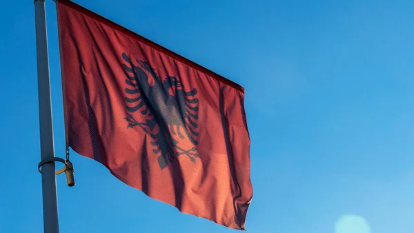 Albanië Nationale Vlag Stof Zwaaiend Aan Hemel Met Prachtig Zonlicht — Stockfoto