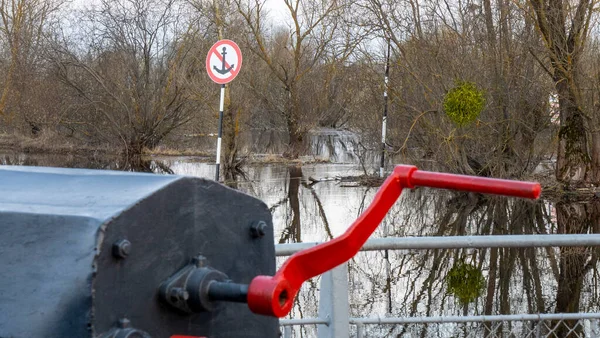 Απαγορευτική Πινακίδα Έσβησε Την Άγκυρα Στην Όχθη Του Ποταμού Απαγορεύεται — Φωτογραφία Αρχείου
