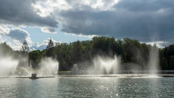 Acqua Dalla Fontana Cima Corrente Dell Acqua Alta Fontana Dietro — Foto Stock