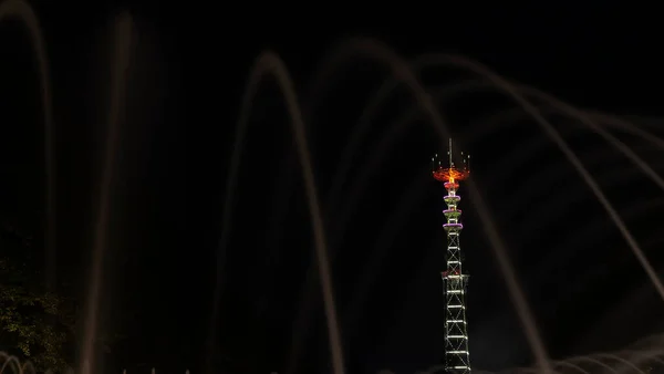 Torre Iluminação Festival Primeiro Plano Fonte Com Longa Exposição Gota — Fotografia de Stock