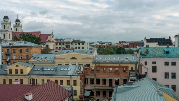 Tarih şehir merkezinin üstündeki döşeme çatılar. Minsk, Belarus 'un tarihi kısmının en üst görüntüsü. Seyahat kavramı.