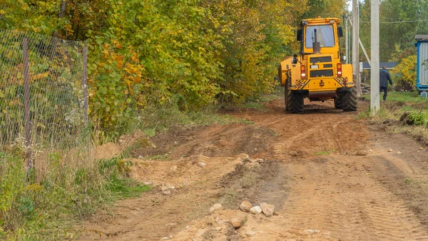 Budowa Dróg Wiejskich Równiarki Jesienią Dnia Równiarz Naprawia Polną Drogę — Zdjęcie stockowe