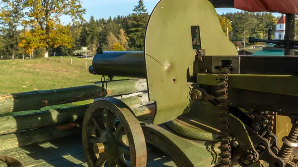 Old Maxim 'in eski makineli tüfek sistemine yakın çekim. İç Savaş sırasında Rus Maxim makineli tüfeği. Savaş konsepti. Dergiler ve askeri teçhizatla ilgili makaleler için resim.