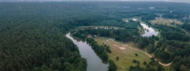 Bir orman nehrinin kıyısındaki turist kampı. Hava görünümü.