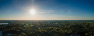 Yüksek irtifada güneşin ve açık mavi gökyüzünün görüntüsü. Güzel doğa arkaplanı.