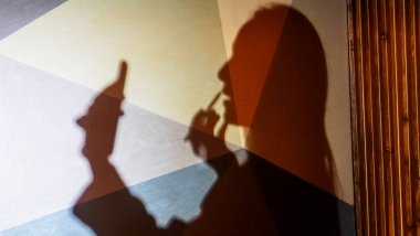 Dudaklarını boyayan duvardaki kızın gölgesi..