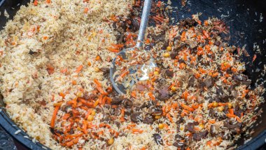 Kazanın içindeki pilavın dokusunu. Lezzetli pilav sokakta büyük bir kazanda pişirilir. Sokak yemekleri konsepti.