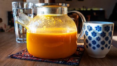 Bardaklı cam çaydanlığın yakın görüntüsü. Cam çaydanlıkta Flagae çayı.