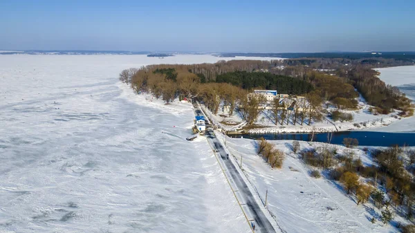 Zdjęcie Lotu Drona Zamarzniętego Jeziora Tamy Śniegiem Lód Widoku Drona — Zdjęcie stockowe