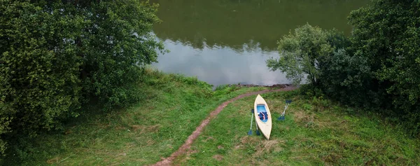 Kayak Orilla Del Río Vacaciones Verano Junto Río — Foto de Stock