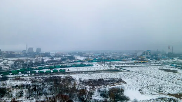 위에서 공장의 파노라마 겨울에 철도를 운송되는 연료가 — 스톡 사진